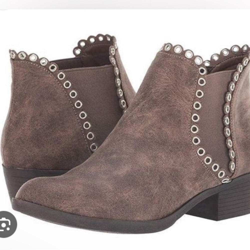 New in Box Sbicca‎ Murphy Taupe Bootie Fabric Upper Rivets Elastic
Western sz 9